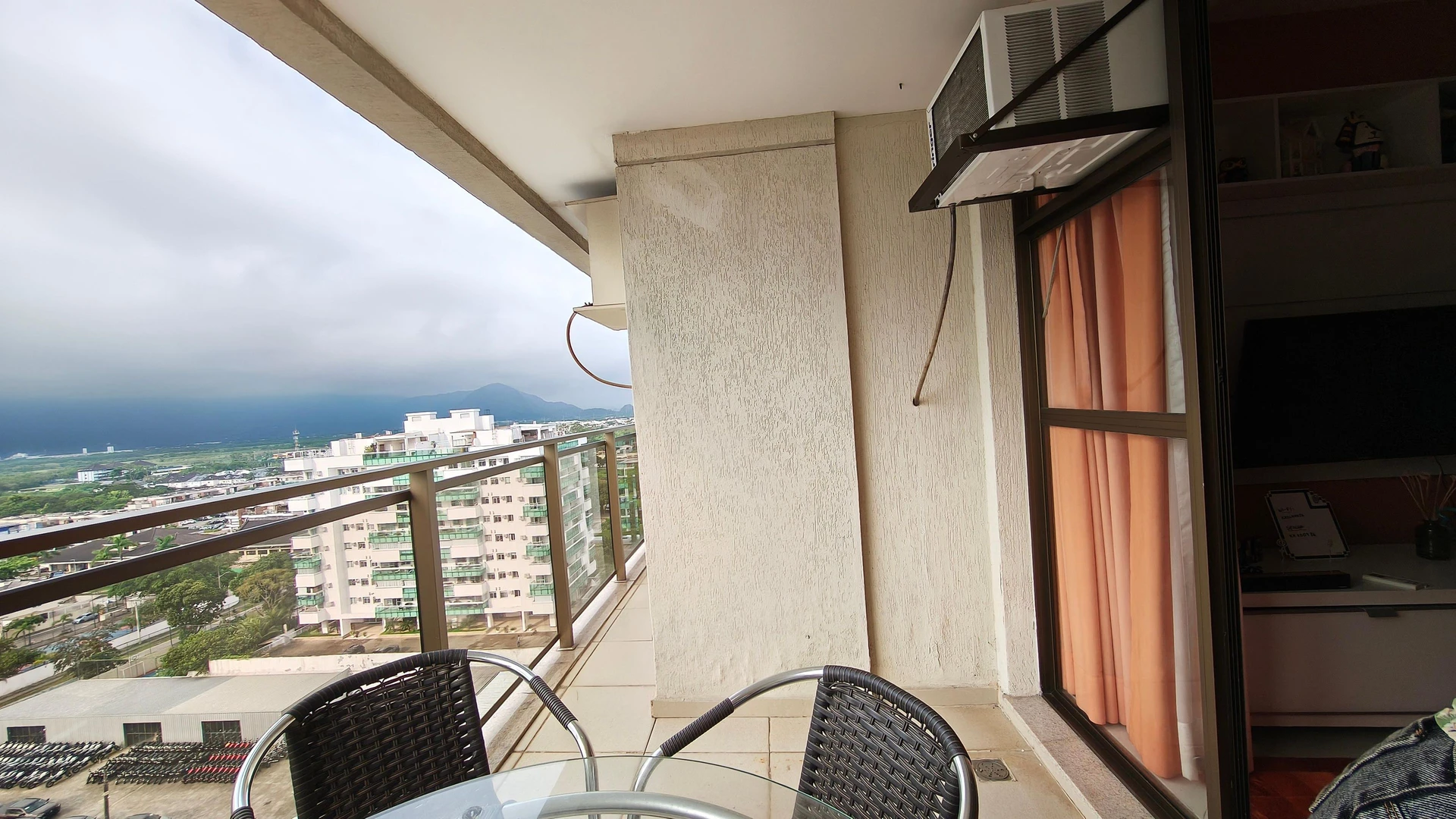 One-bedroom apartment in a building with a gym — photo 27