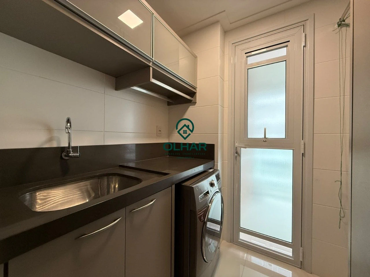 Glass-enclosed balcony in a 2-bedroom apartment, 93 m² — photo 18