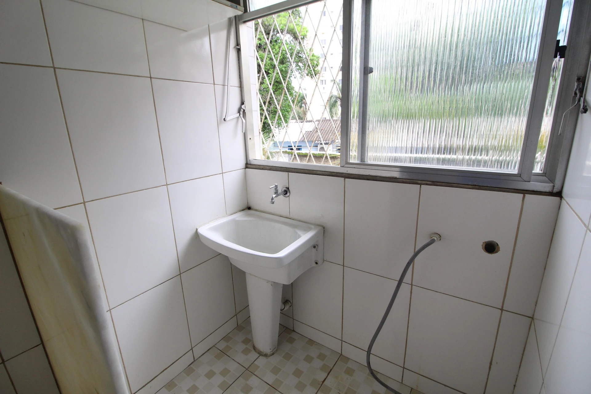 3-bedroom apartment in a building with a pool — photo 18