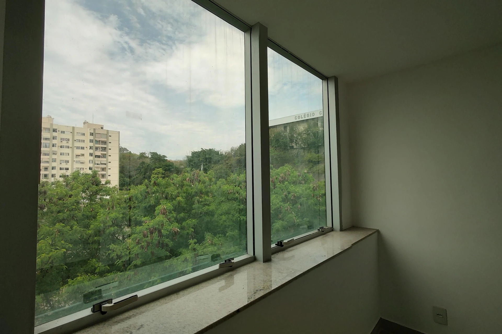 1-bedroom apartment with an open-plan kitchen and parking — photo 34
