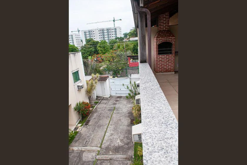 Balcony with a grill in a 2-bedroom house, 118 m² — photo 8