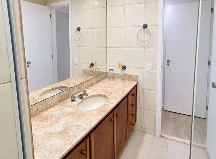 Apartamento de 2 quartos com piso de madeira ou laminado — photo 4
