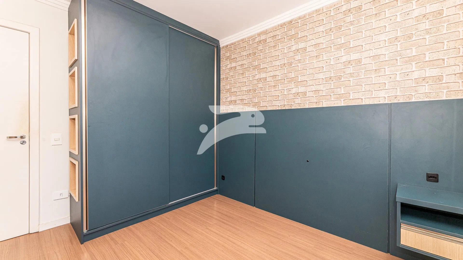 Balcony with a grill in a 3-bedroom house, 168 m² — photo 18