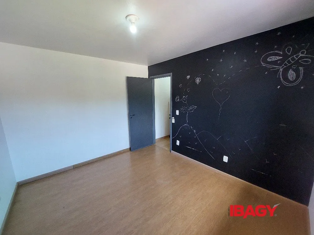 3-bedroom house with gas stove kitchen and fitted cabinets — photo 6