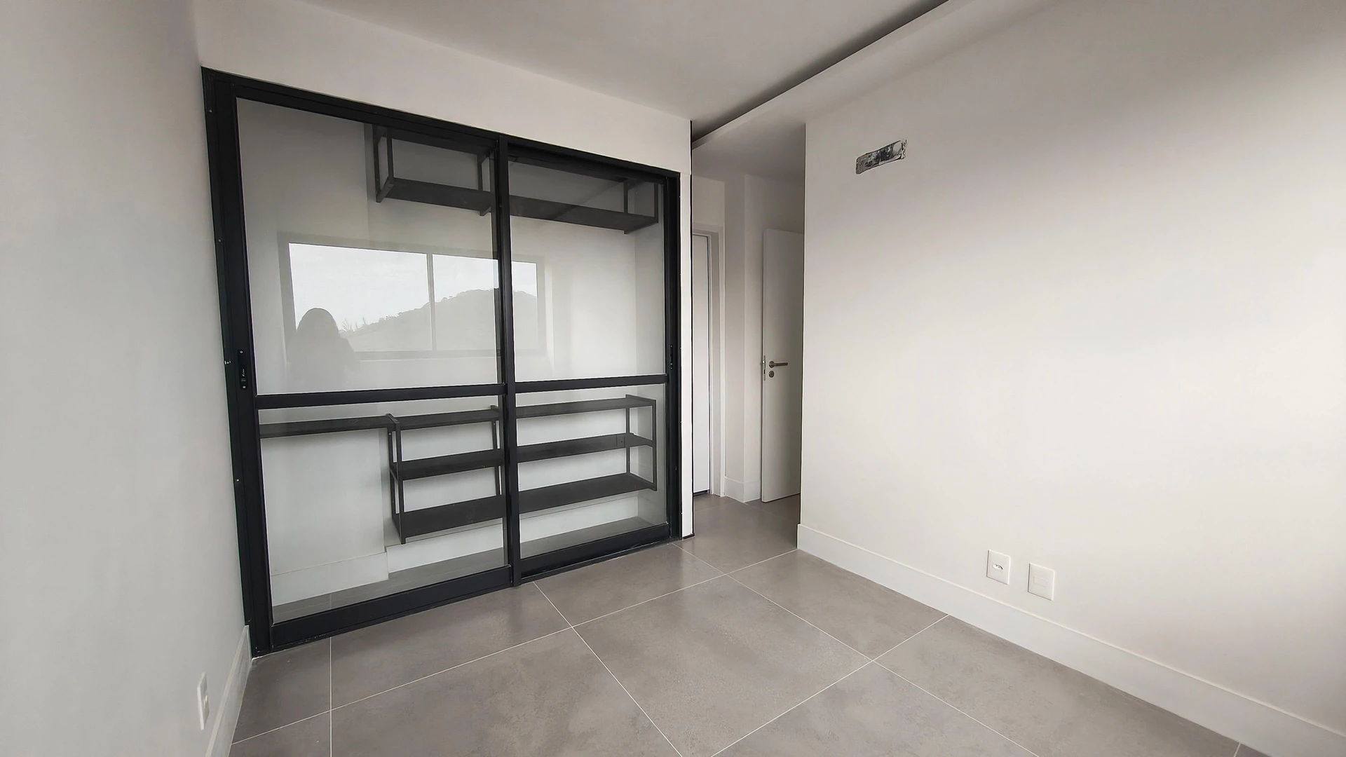 Unfurnished apartment with 2 bedrooms and open-plan kitchen — photo 22