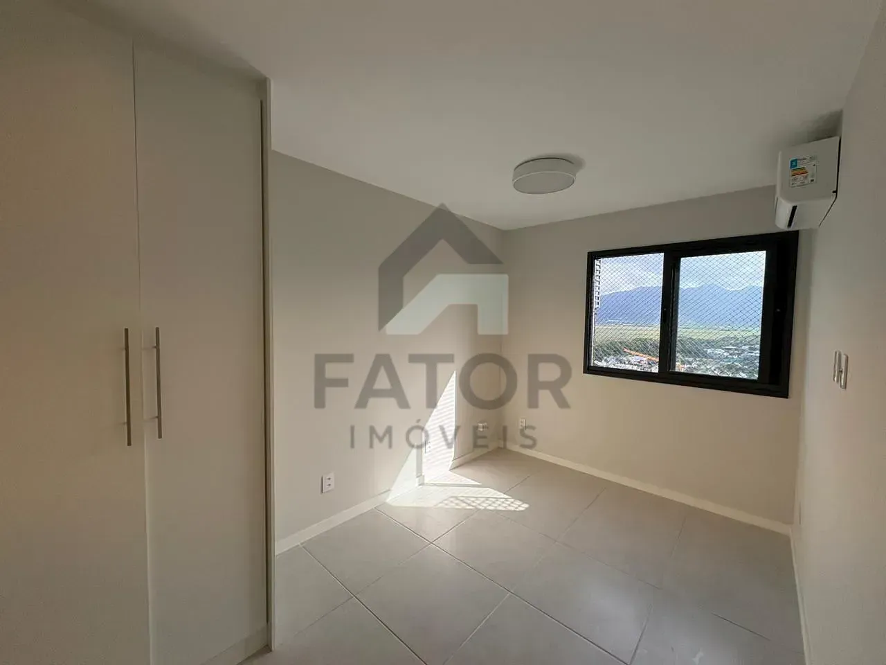 Apartamento com 3 quartos e varanda fechada de vidro — photo 15