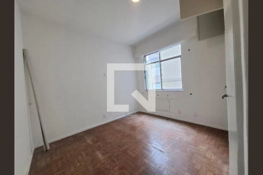 Wood or laminate floors in a one-bedroom apartment, 61 m² — photo 18