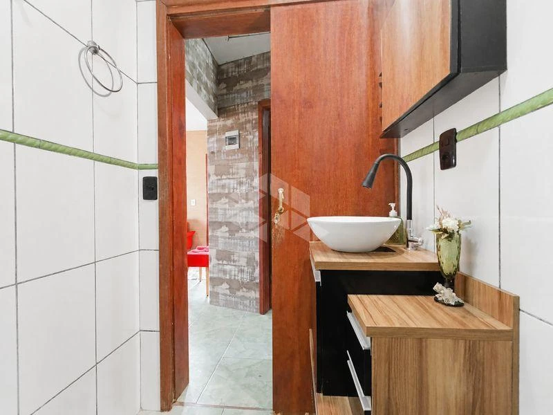 Balcony with a grill in a 2-bedroom house, 100 m² — photo 27