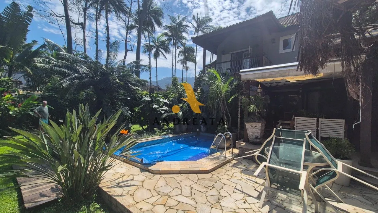 Casa de 307 m² com janelas do piso ao teto e banheira — photo 34