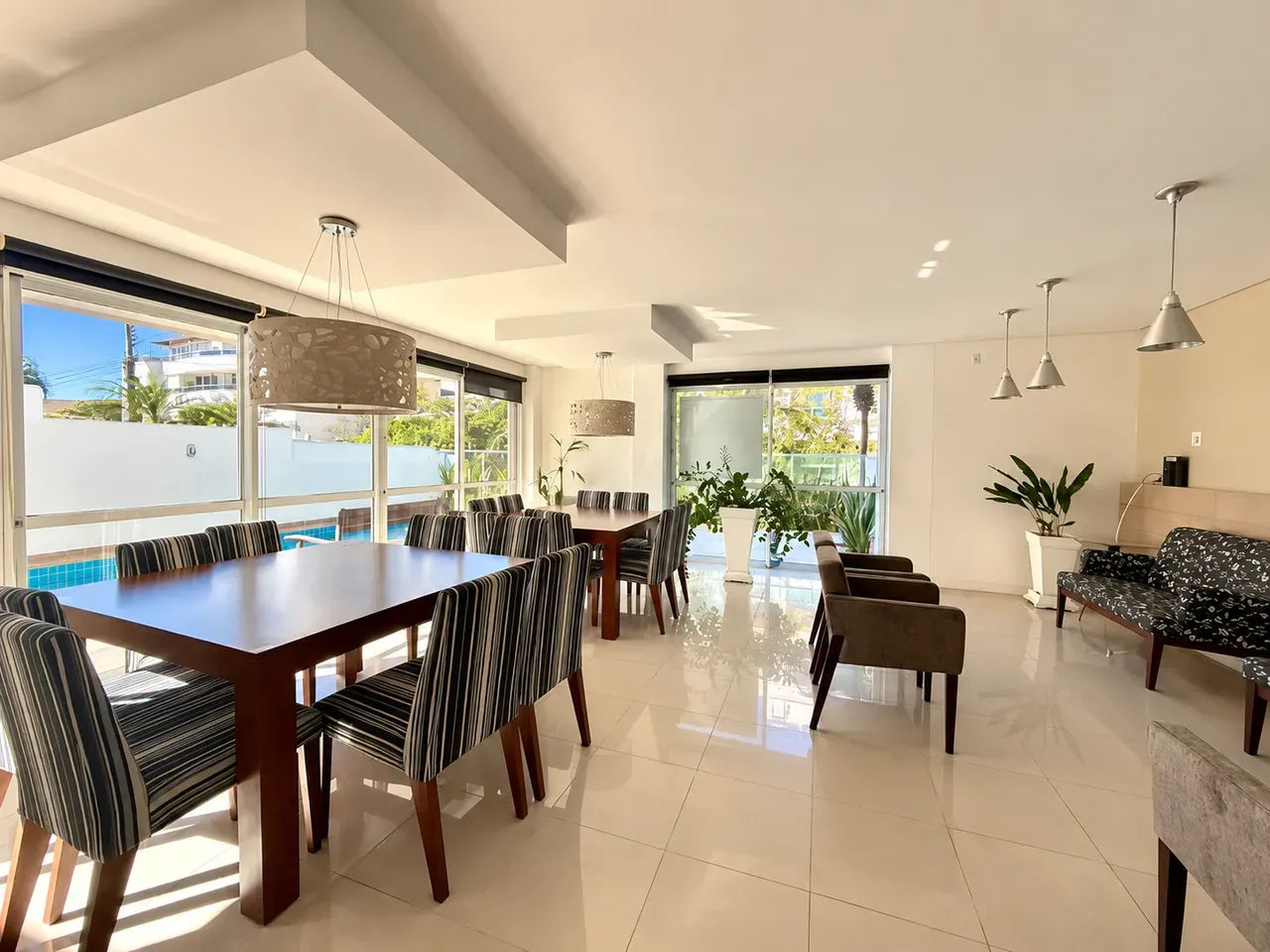 3-bedroom apartment in a building with a pool — photo 4
