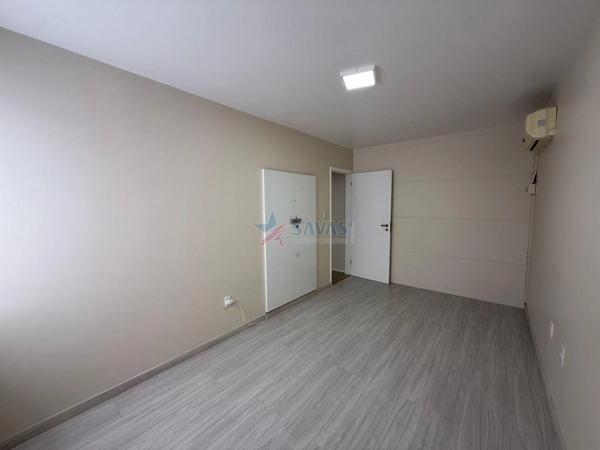 Glass-enclosed balcony in a 2-bedroom apartment, 88 m² — photo 18