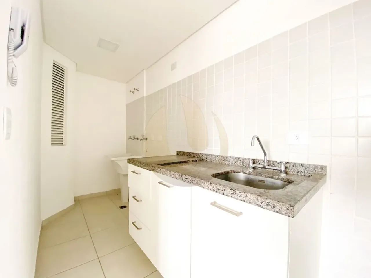 Unfurnished 1-bedroom apartment with open-plan kitchen — photo 18