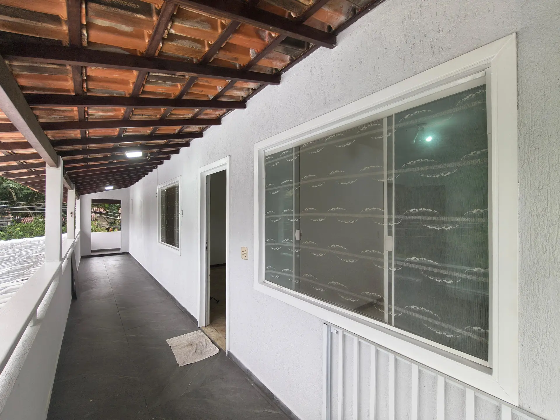 House with 3 bedrooms and an enclosed balcony — photo 47