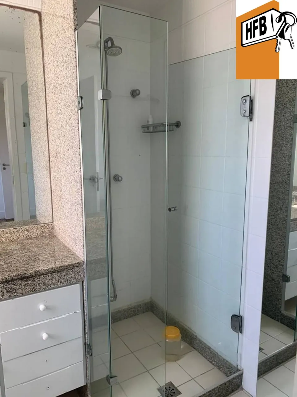 4-bedroom apartment in a building with a pool — photo 12