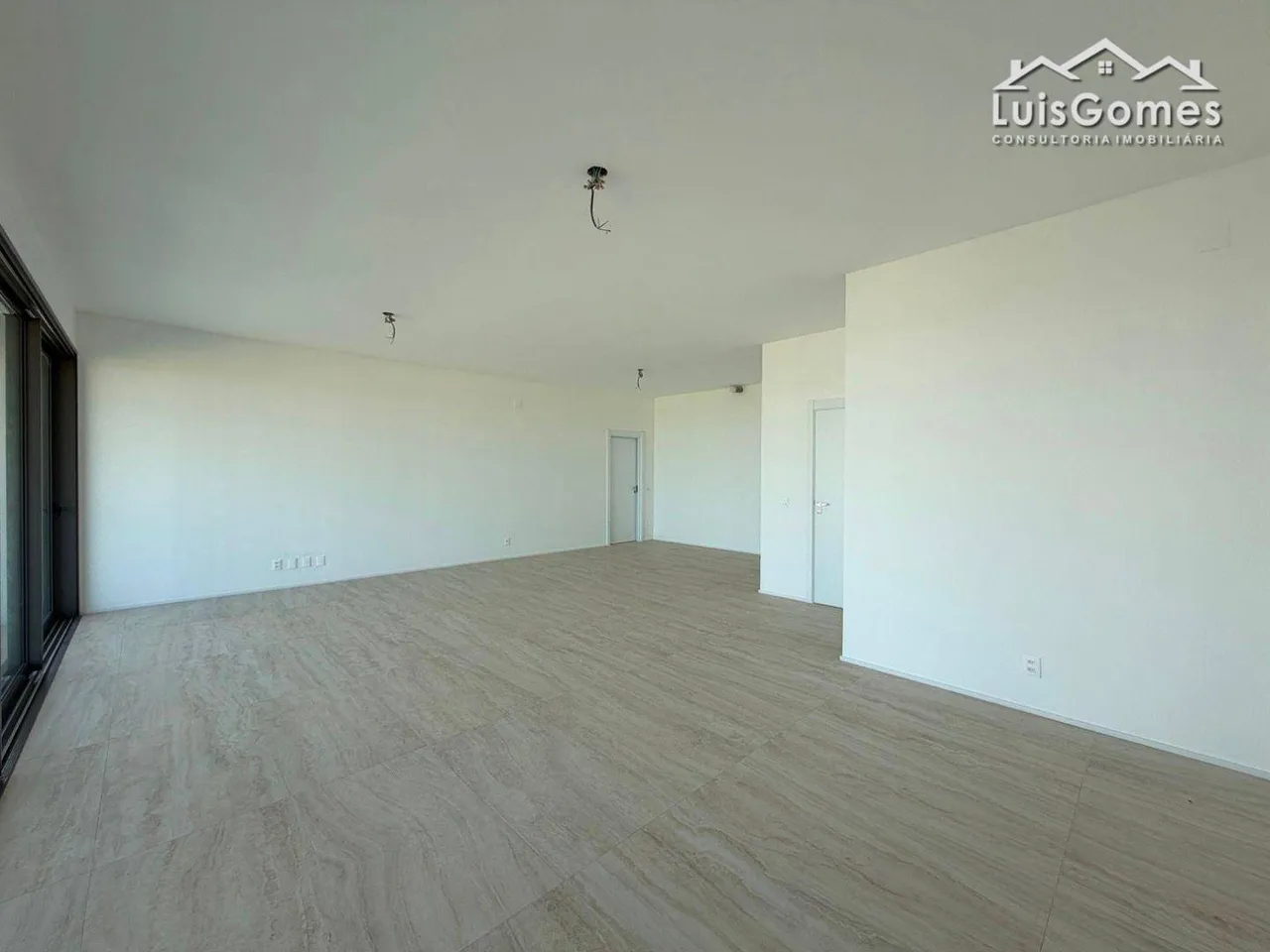 Apartment with 4 suites and a balcony view — photo 17