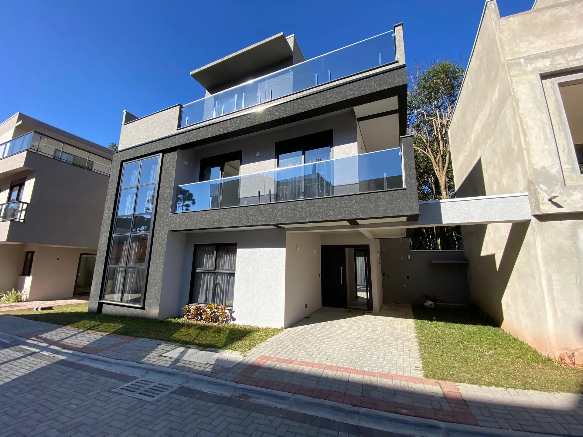 House in a gated community with 3 bedrooms and 5 baths — photo 3