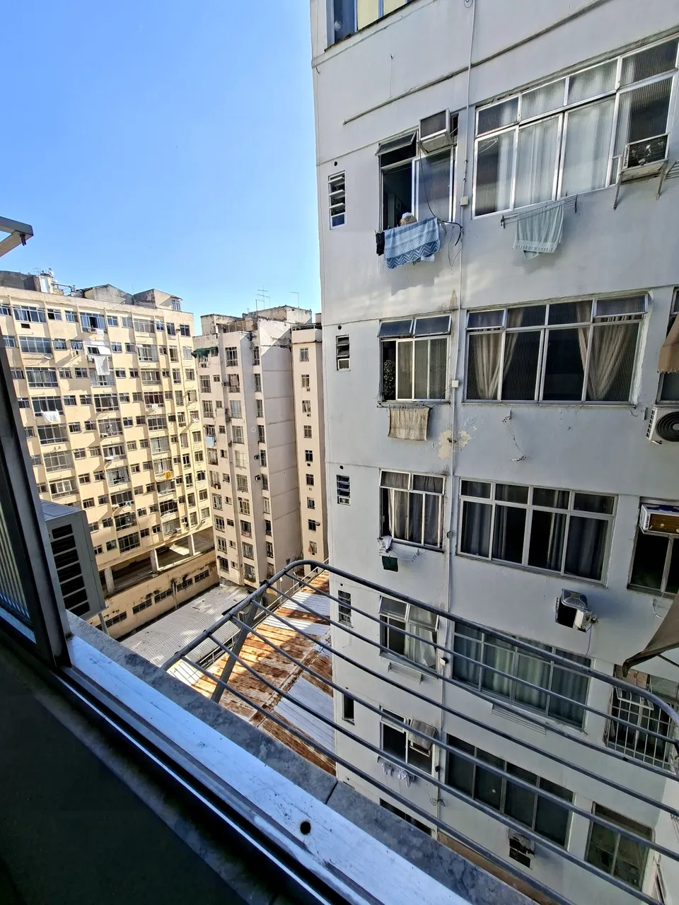 Apartment with a glass-enclosed shower and 1 bedroom — photo 7