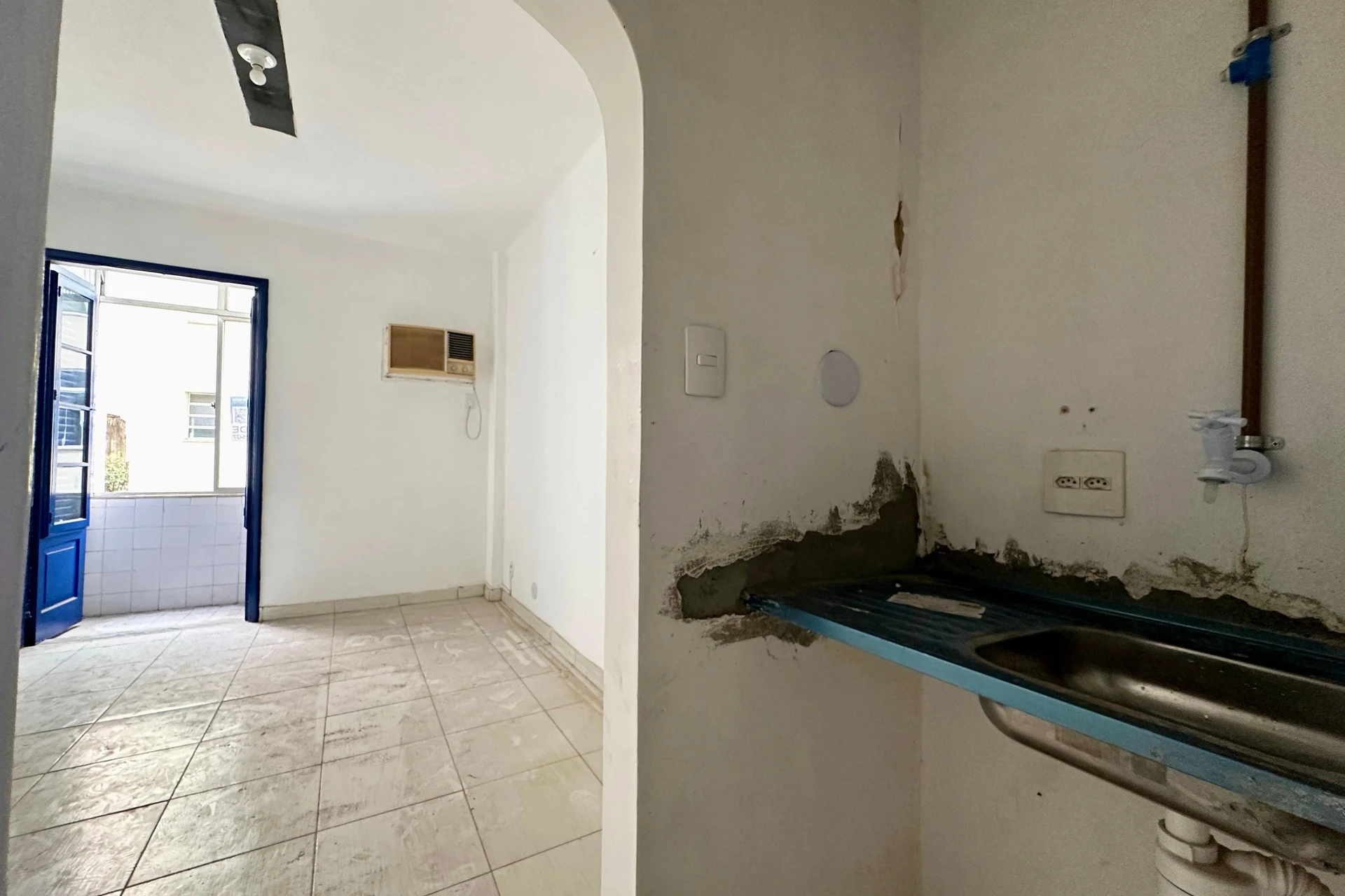 Unfurnished 1-bedroom apartment with a compact kitchenette — photo 11