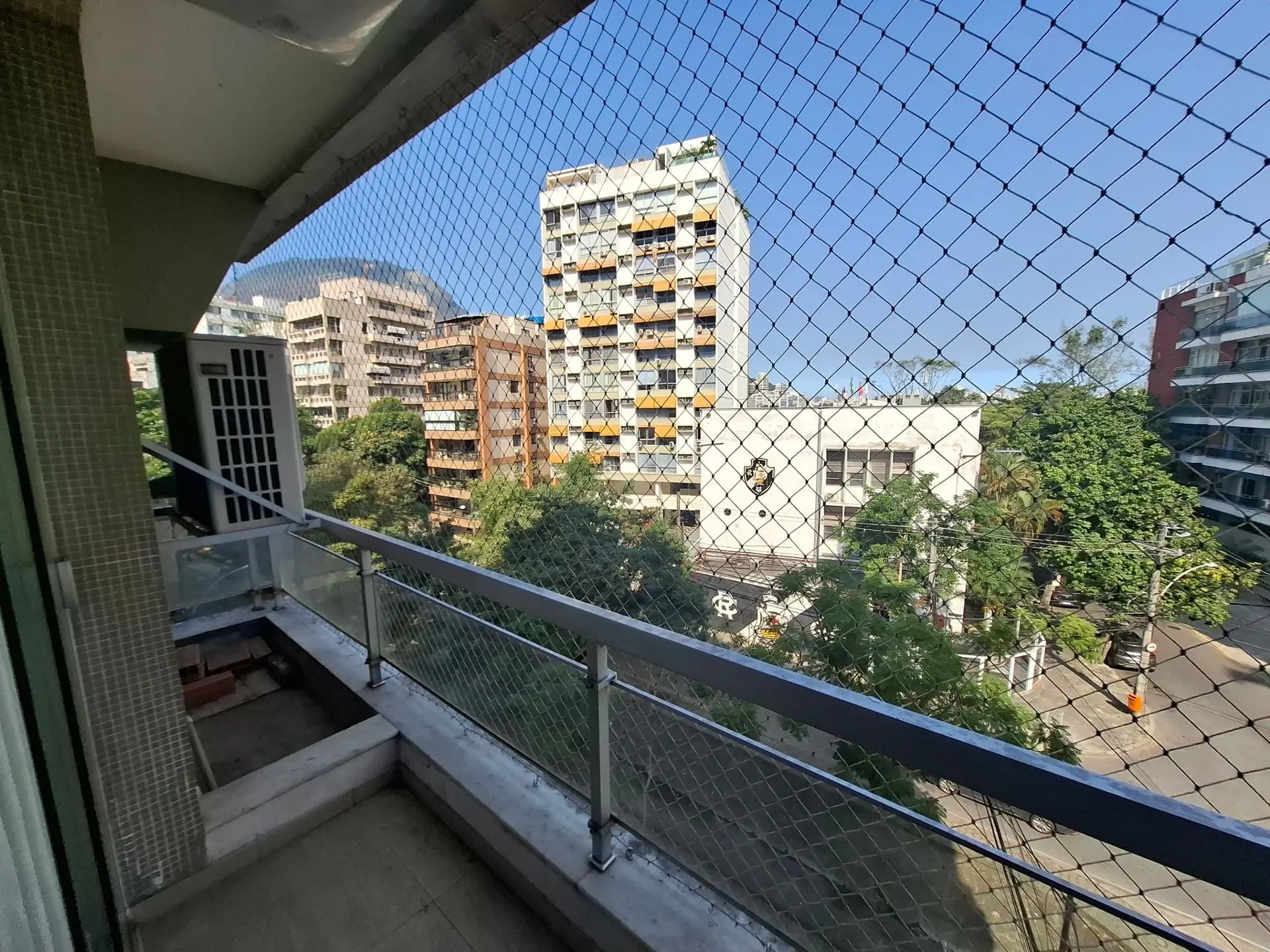 Floor-to-ceiling windows in a 3-bedroom apartment, 150 m² — photo 4
