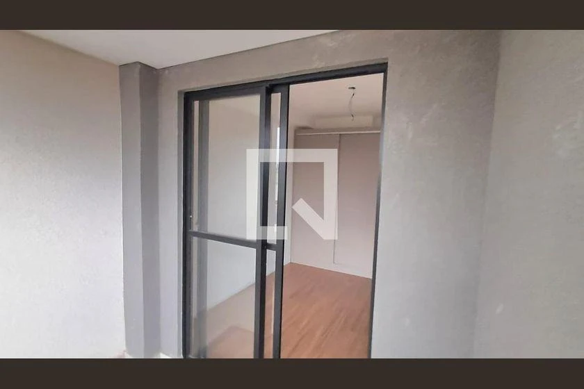 2-bedroom apartment with wood or laminate floors — photo 4