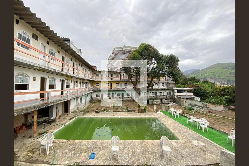Studio in a building with a pool — photo 21