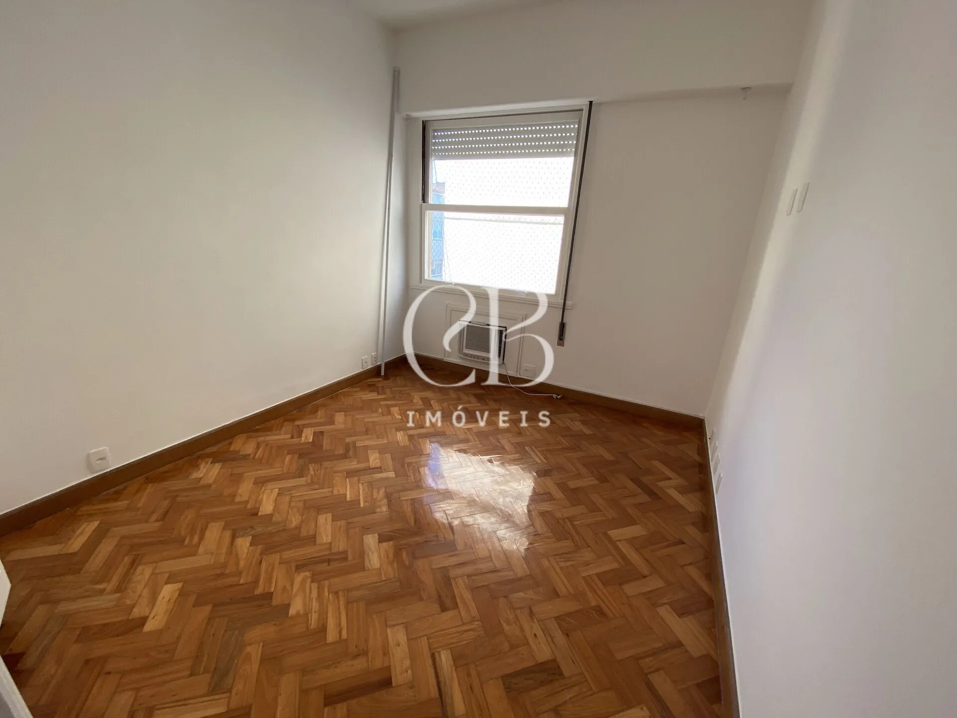 Apartment with 4 bedrooms and a glass-enclosed balcony — photo 32