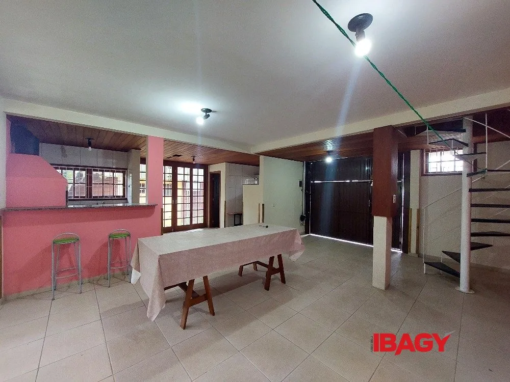 2-bedroom house with a mountain view in Florianópolis — photo 16