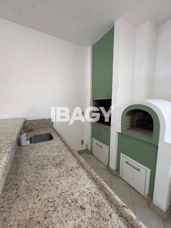 House with 4 bedrooms, 2 en-suites and 220 m² — photo 3