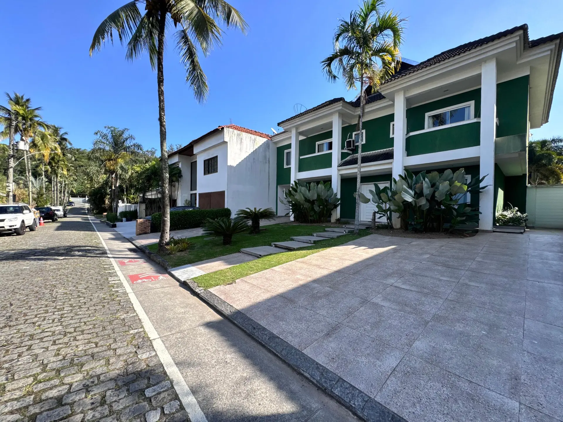 Furnished house with 4 en-suites and 6 bathrooms — photo 82