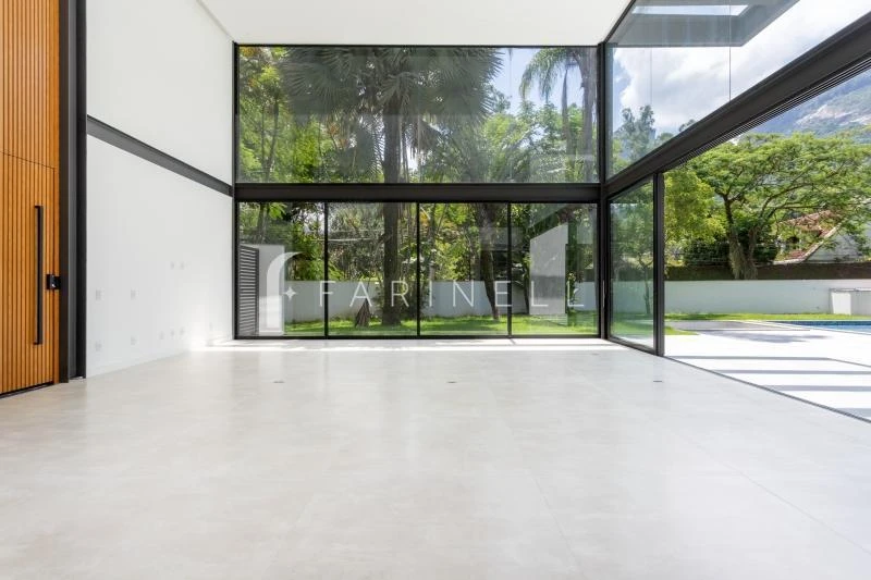 House with 5 bedrooms and open-plan kitchen — photo 8