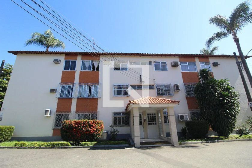 3-bedroom apartment in a building with a pool — photo 29