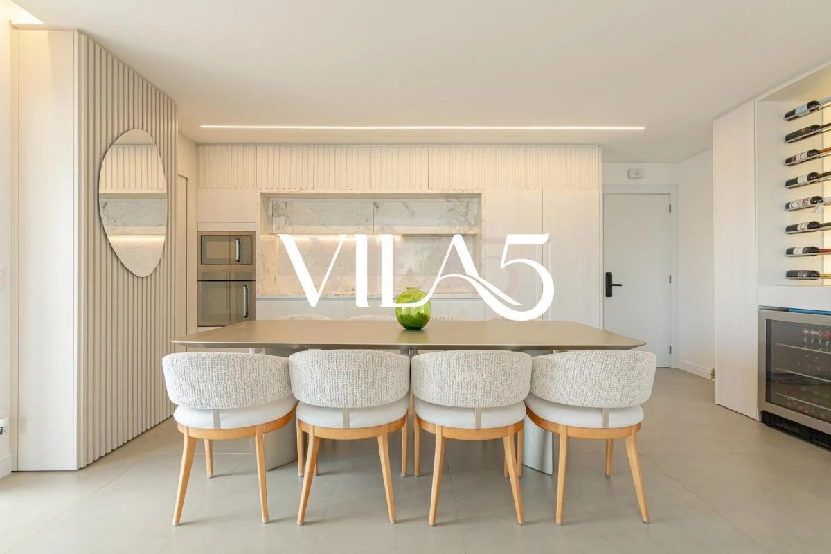 Furnished apartment, 195 m², with a glass-enclosed balcony — photo 9