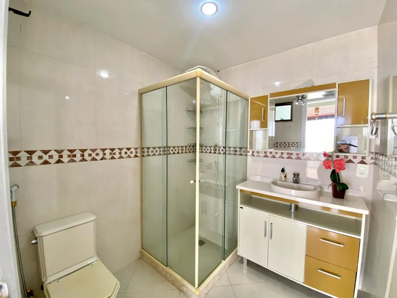 Furnished 369 m² apartment with a closed kitchen — photo 50