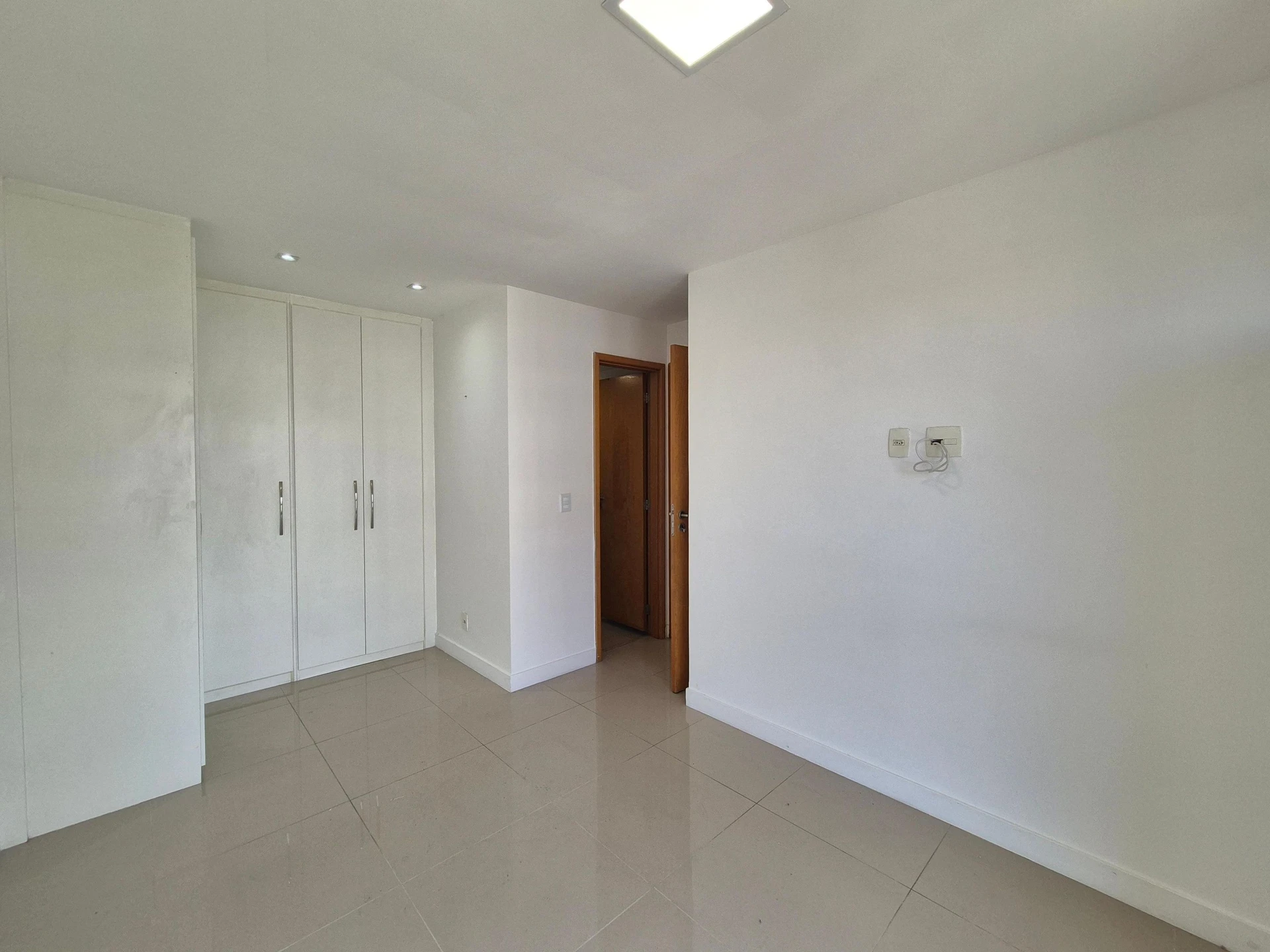 3-bedroom apartment with balcony and open-plan kitchen — photo 19