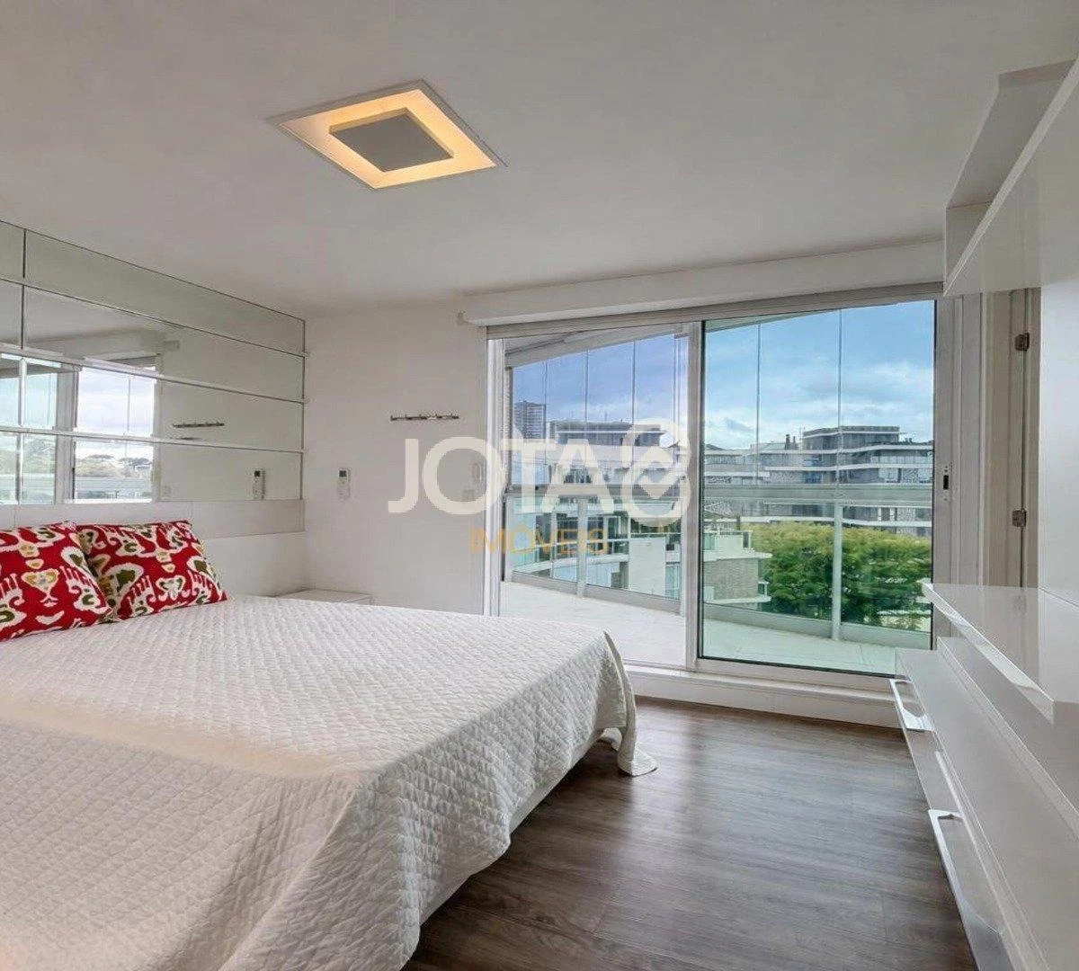 Bañera y 4 dormitorios: departamento de 323 m² — photo 13