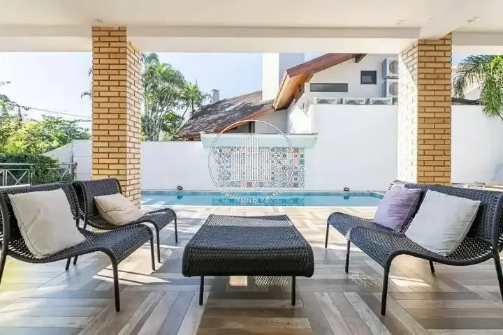 House with 6 en-suite bedrooms, 800 m² and 4 parking spots — photo 30