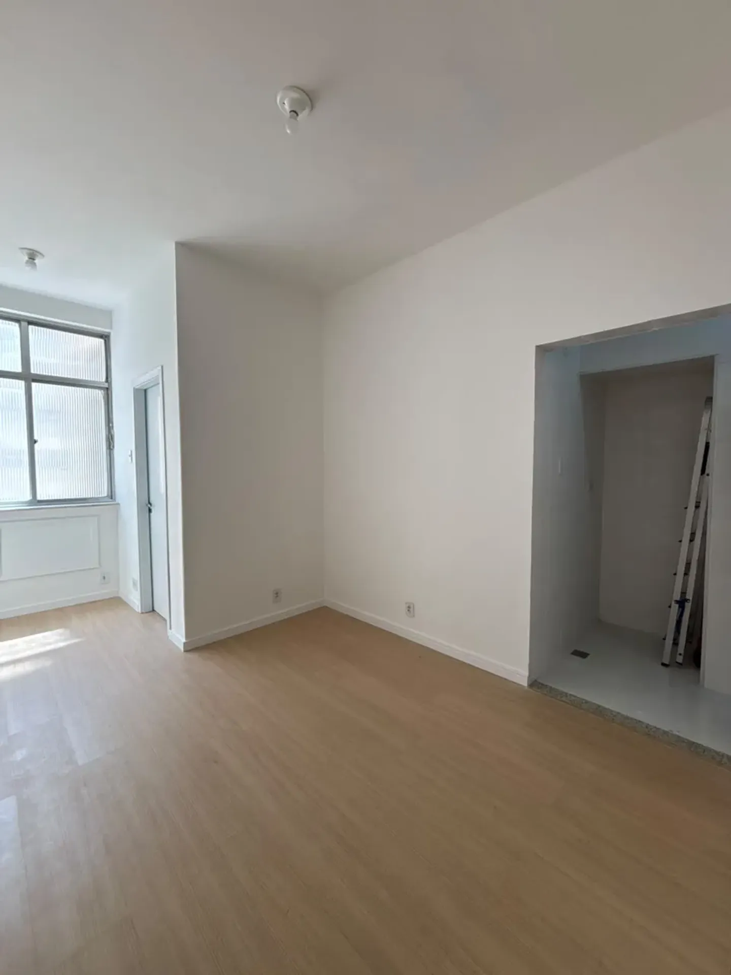 Wood or laminate floors in a one-bedroom apartment, 37 m² — photo 20