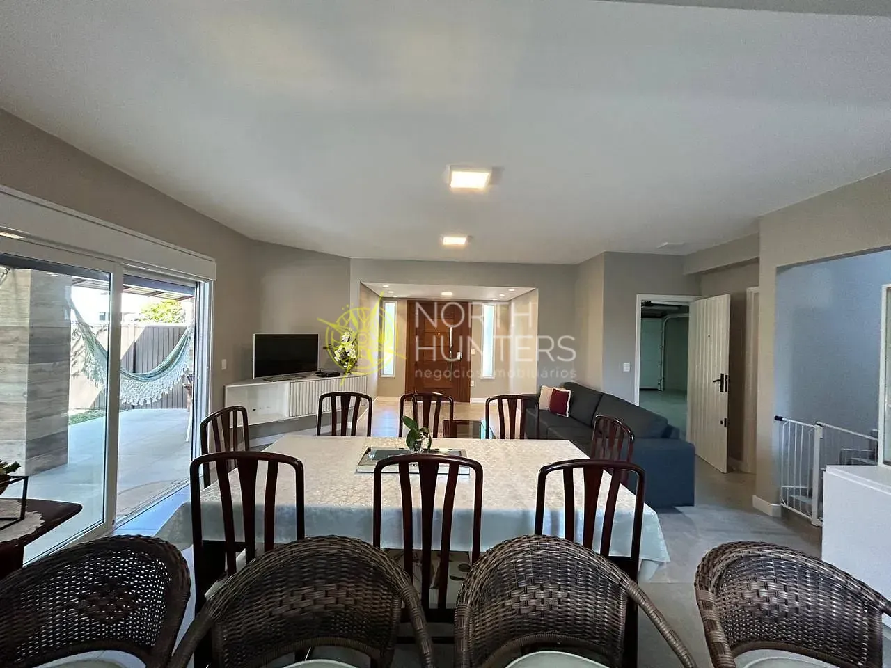 Furnished house with an open-plan integrated kitchen — photo 10
