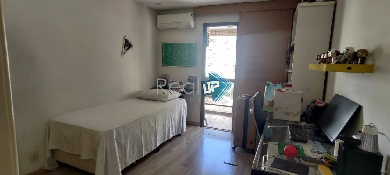 Unfurnished apartment with 3 bedrooms and a glazed balcony — photo 17