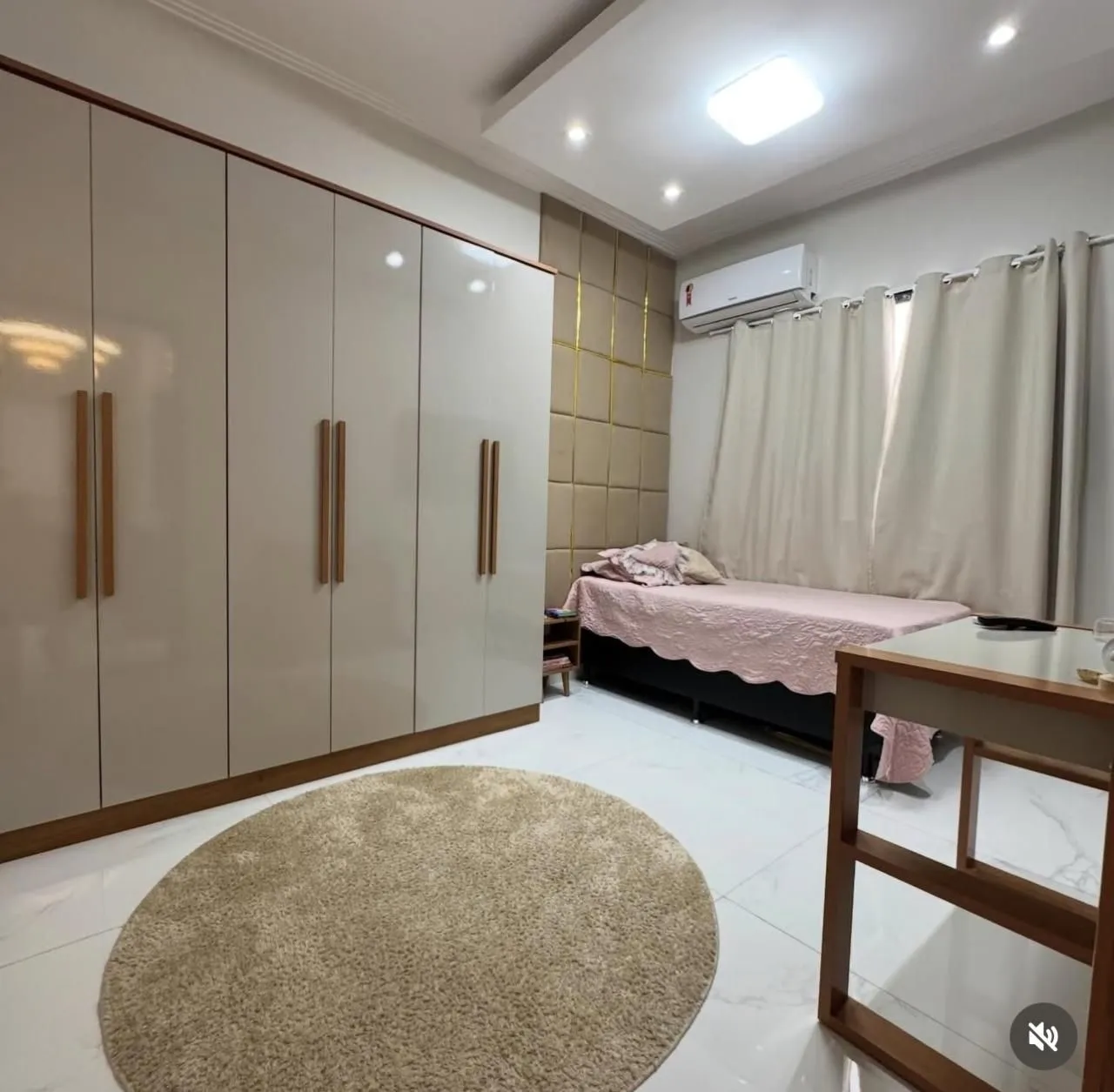 Balcony with a grill in a 3-bedroom house, 250 m² — photo 8