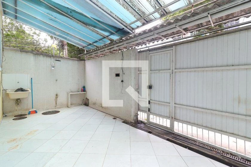 Balcony with a grill in a 2-bedroom house, 125 m² — photo 44