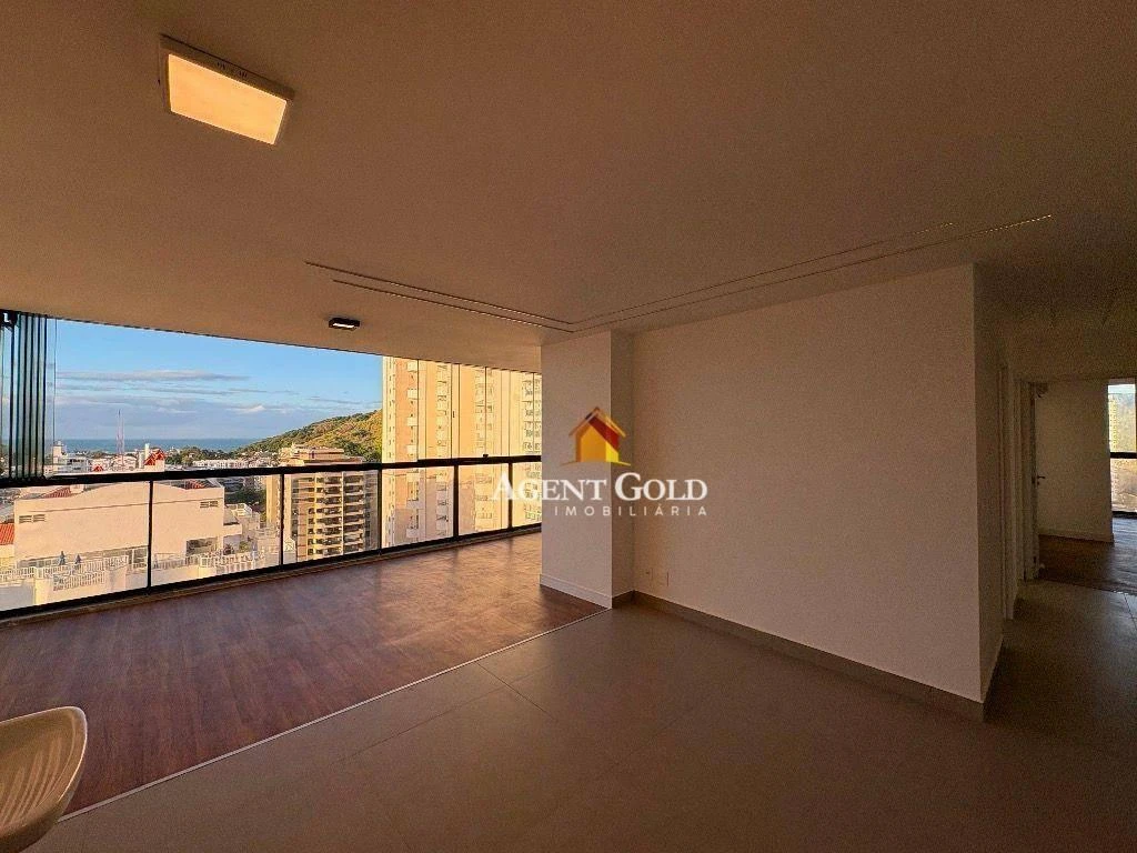 Glass-enclosed balcony in a 3-bedroom apartment, 121 m² — photo 6