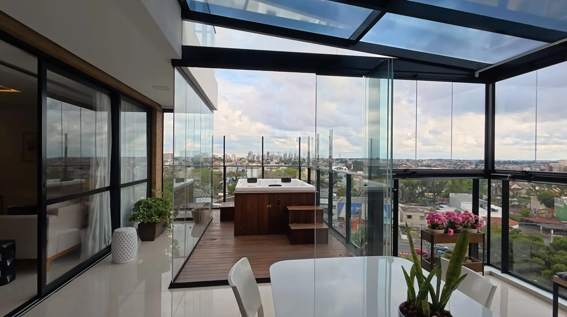 Furnished apartment, 150 m², with floor-to-ceiling windows