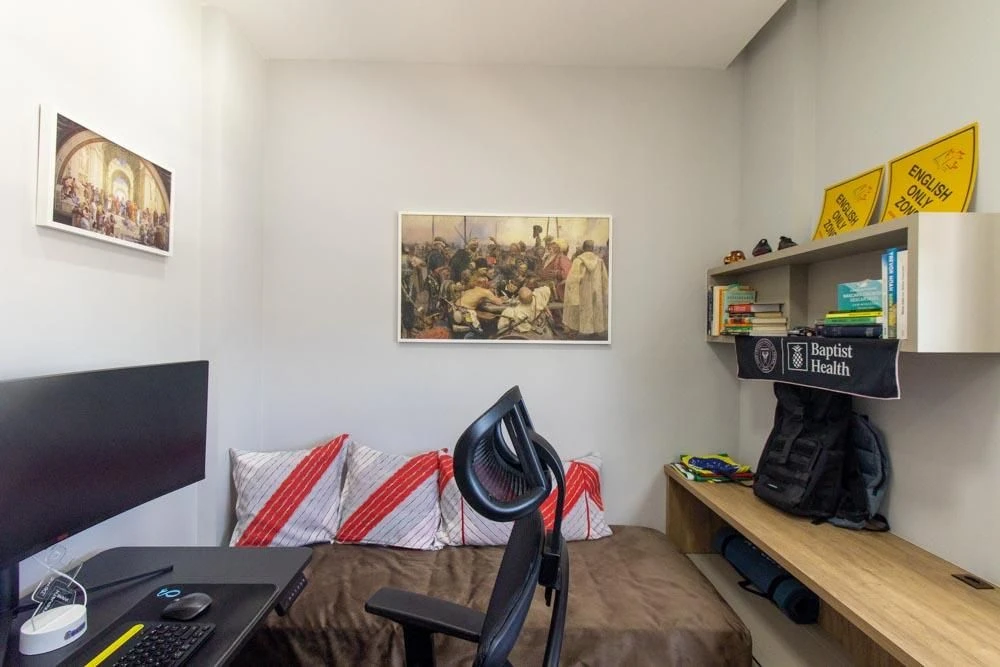 Furnished 2-bedroom apartment with an open-plan kitchen — photo 36