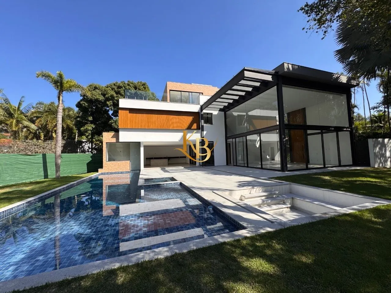 Casa com 5 quartos e área de piscina ao ar livre — photo 5