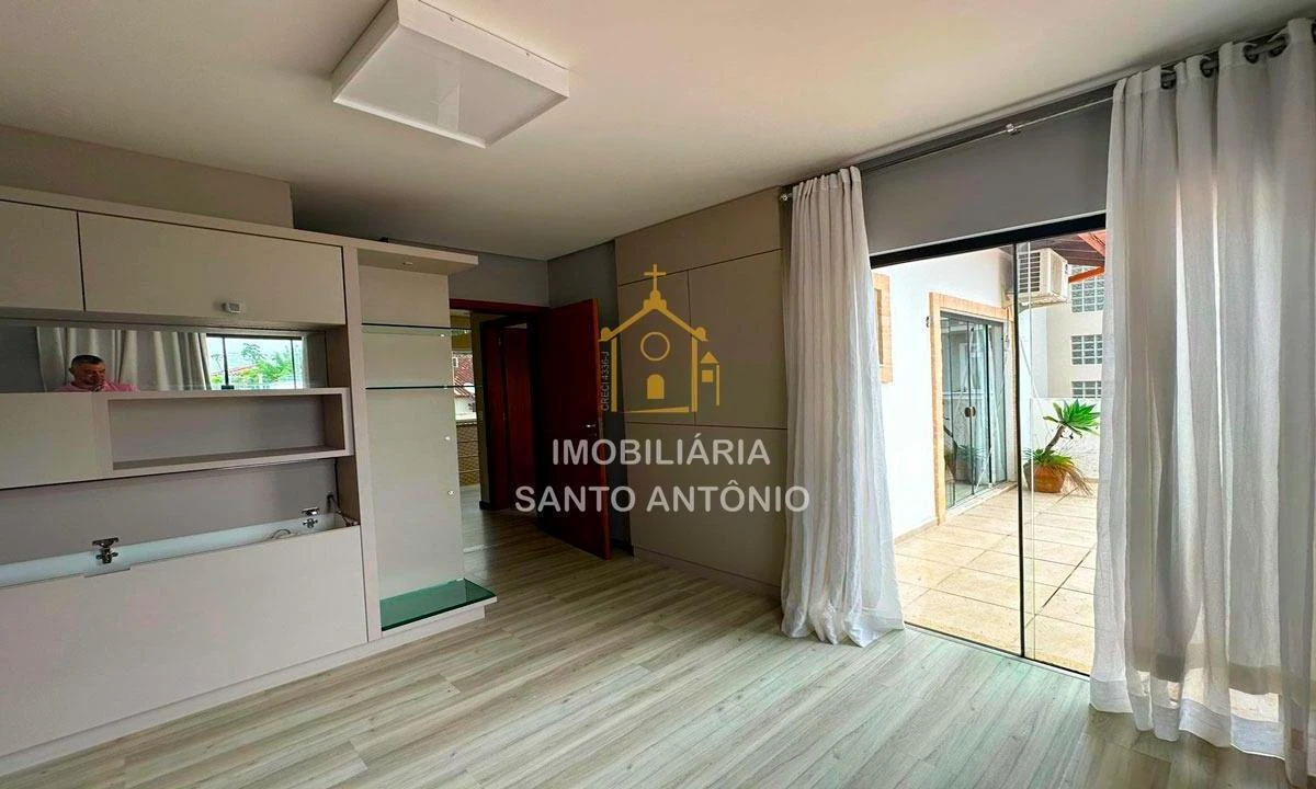 Glass-enclosed balcony in a 3-bedroom house, 300 m² — photo 3