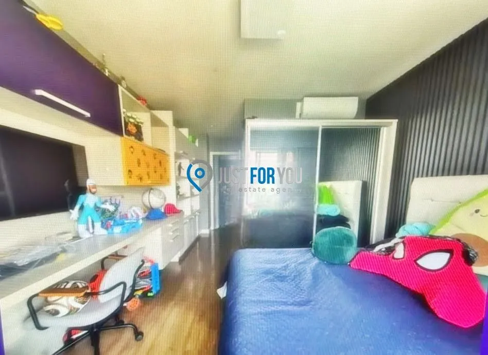 4-bedroom apartment in a building with a pool — photo 9