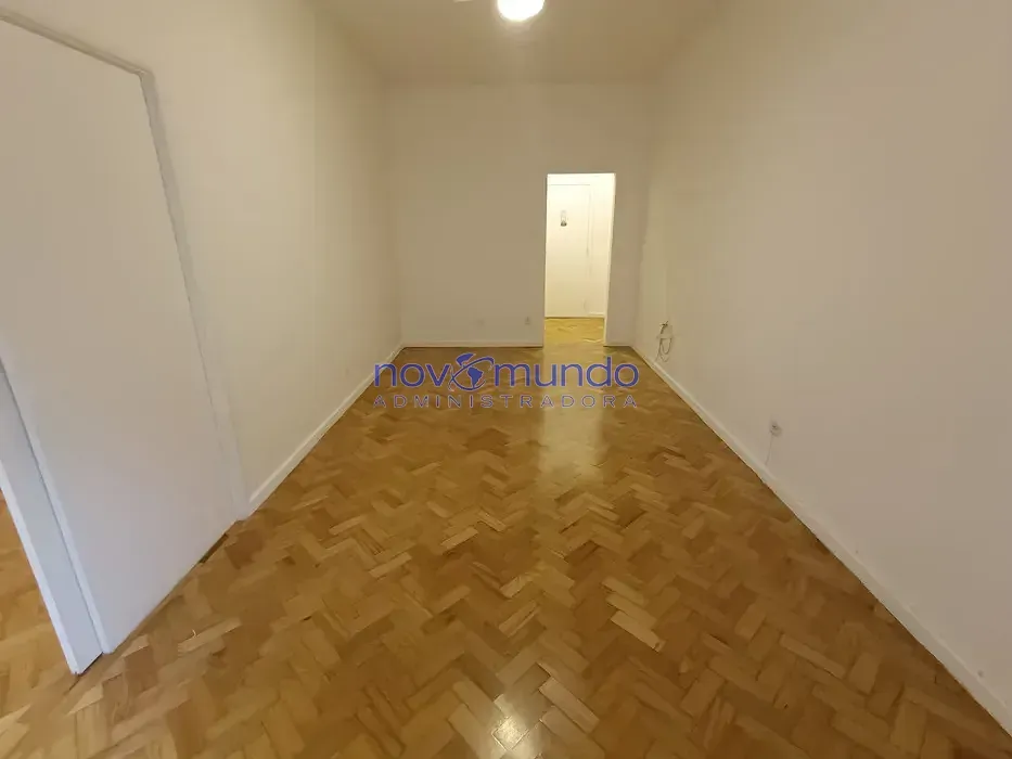 Apartamento de 3 quartos com piso de madeira ou laminado — photo 6