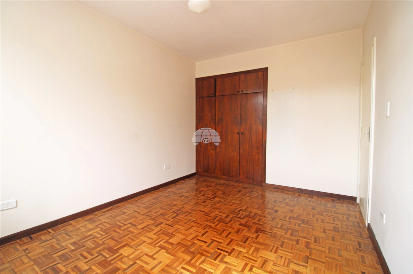 2-bedroom apartment with wood or laminate floors in Curitiba — photo 13