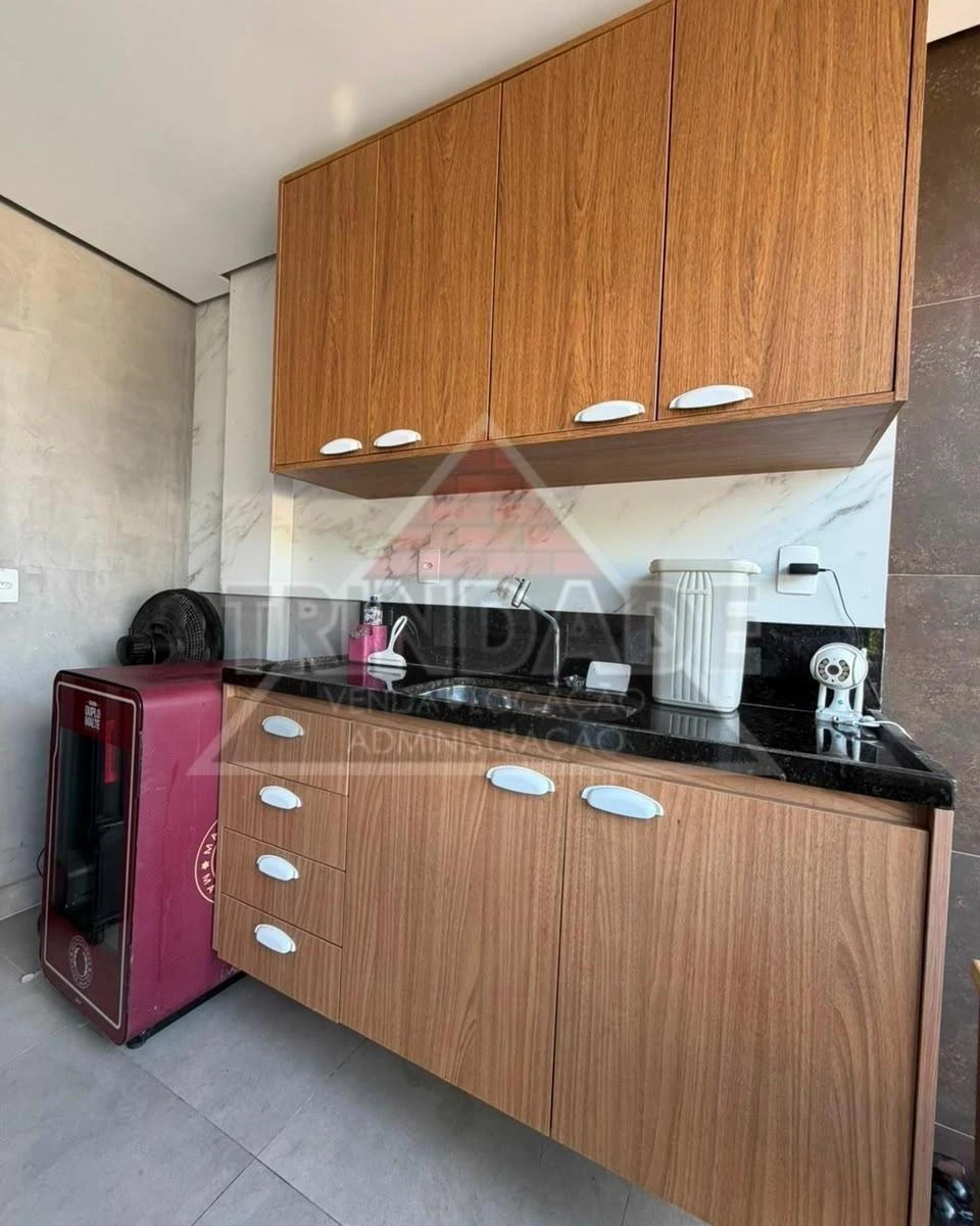 Casa com cozinha integrada a fogão a gás e coifa — photo 27